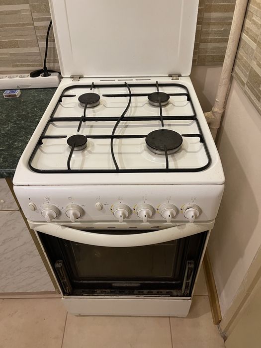 Aragaz Indesit (aprindere electrica, gril, rotisor, accesorii)