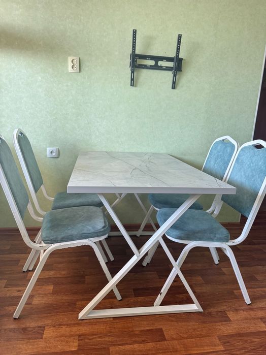 Продам кухонный стол и стулья 6 шт