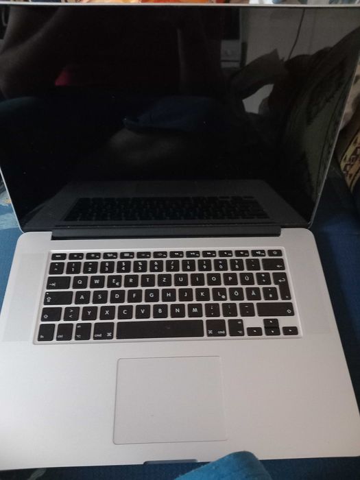 Продавам Macbook pro в добро състояние