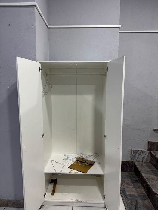 Продаётся белый шкаф.