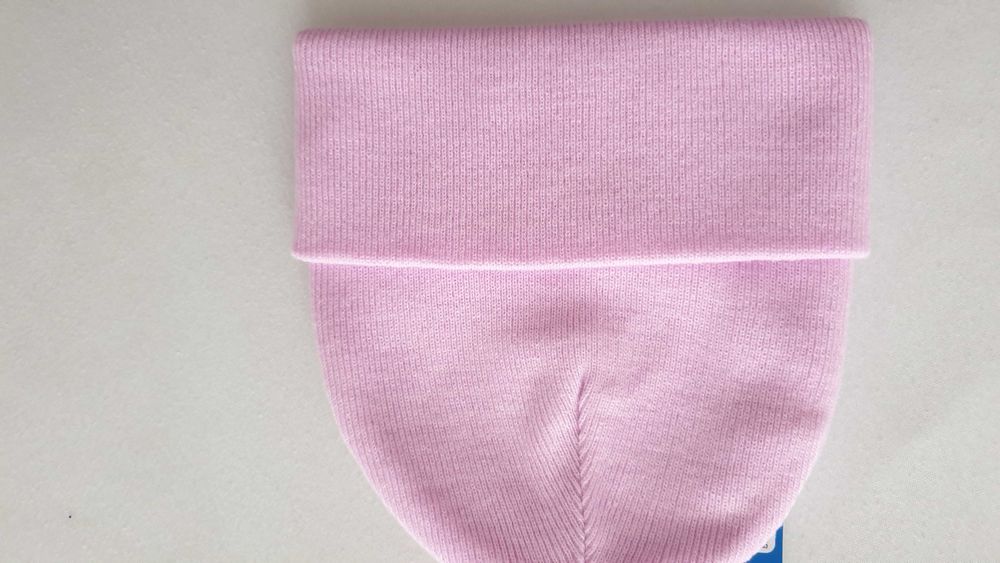 НОВА Дамска шапка adidas с етикет