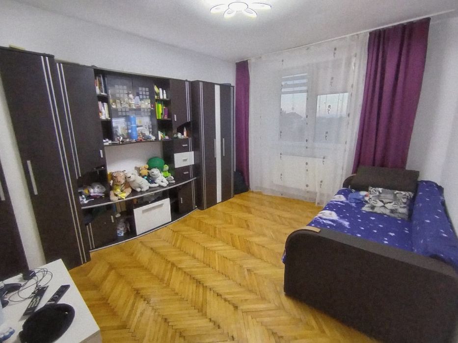 Proprietar vând apartament 3 camere decomandat | Piața Doina | Etaj 3 | Bloc cărămidă | Centrală proprie | 115.000 €