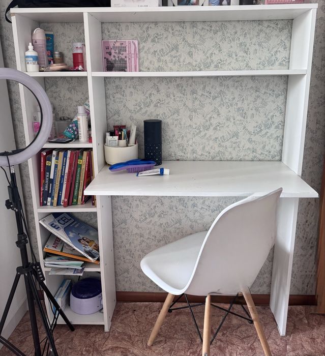 Письменный стол, вместительные полки для книг косметики или декора.