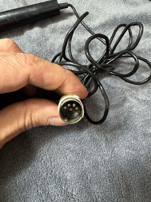 Стар микрофон МД 47 и стари аудио кабели