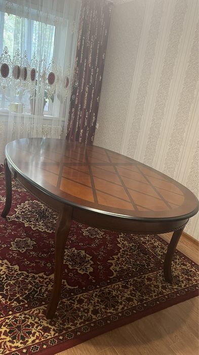 Продам стол для гостиной