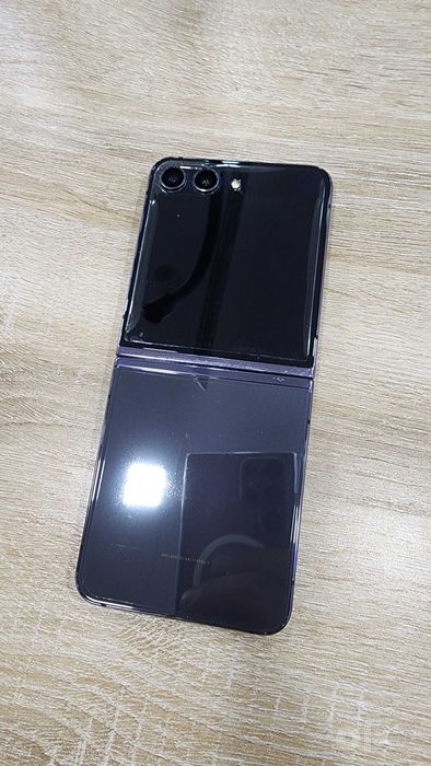 Продам свой сотовый телефон Samsung Galaxy Z Flip 5 (8 Gb/ 512 Gb)