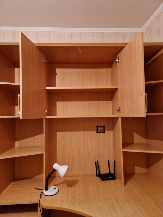 продается шкаф, рабочий стол, тумбочка.