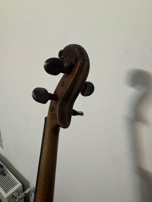 Vand vioara veche de peste 100 de ani  cu cap de leu