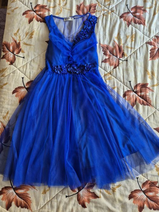 Елегантна коктейлна рокля в кралско син цвят