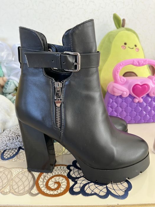 Срочно продаю ботинка