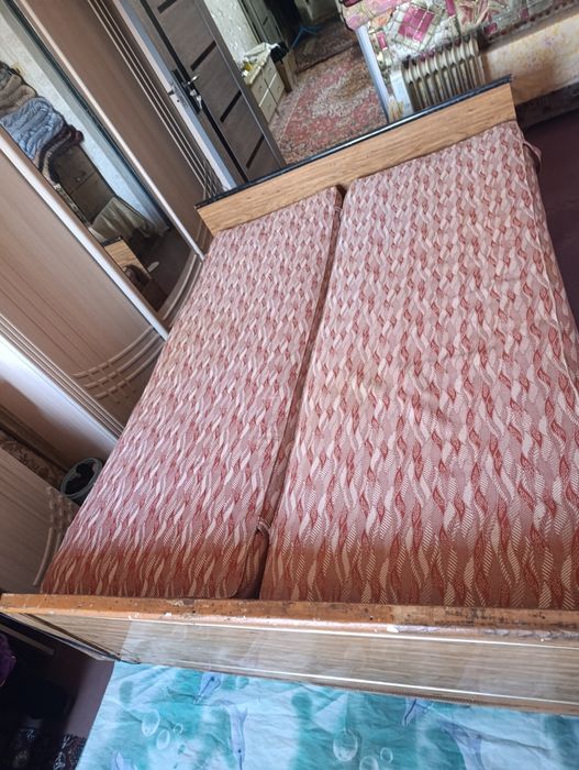 Кровать двухспальный пружиновый матрас