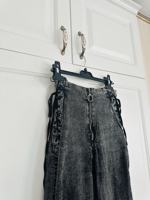 Blugi cu talie inalta, negru spre gri , elastici masura S ,stil corset