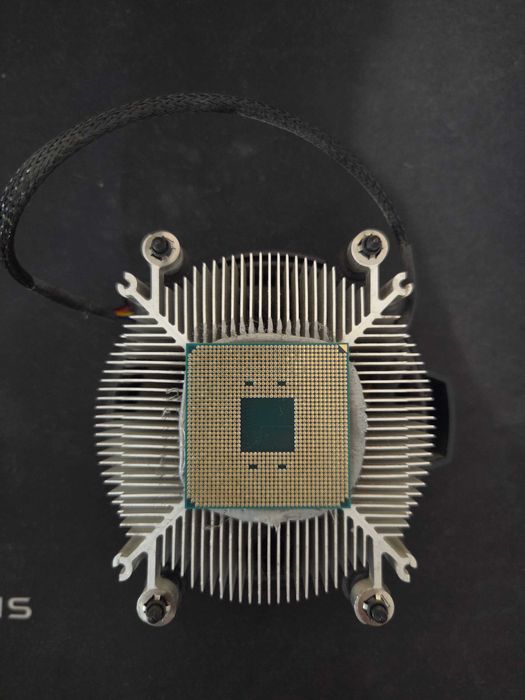 продава се процесор Ryzen 5 pro 4650G с включено охлаждане