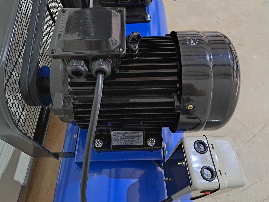 Компресор за въздух 300л./12.5 бара. Дебит-900л/мин