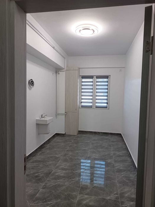 Spatiu pentru servicii inclusiv medicale - parter bloc nou.