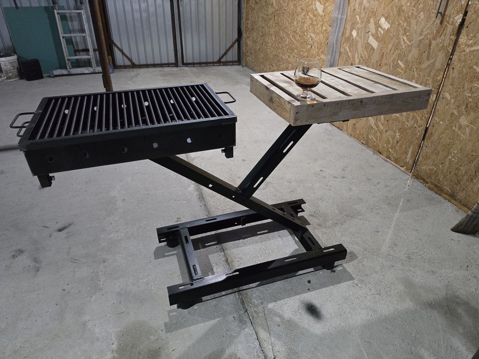 Grătar multifuncțional pe structură metalică modern