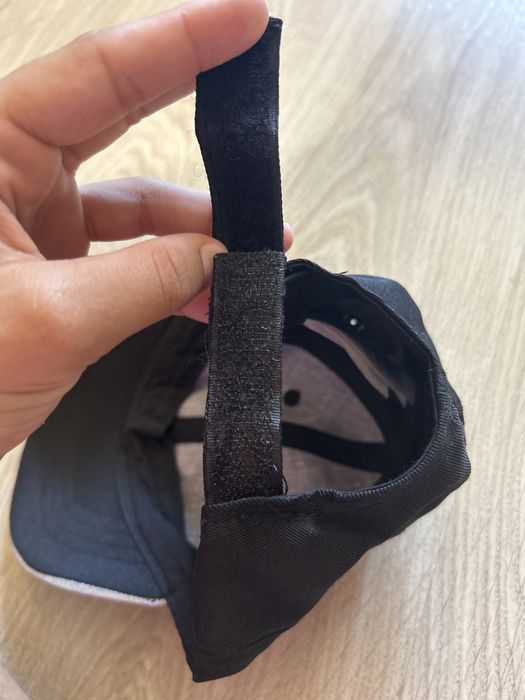 Детска шапка с козирка