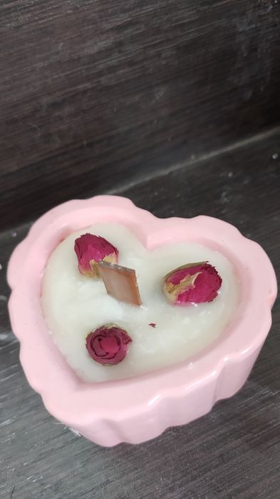 Свеча с ароматом розы в виде сердца