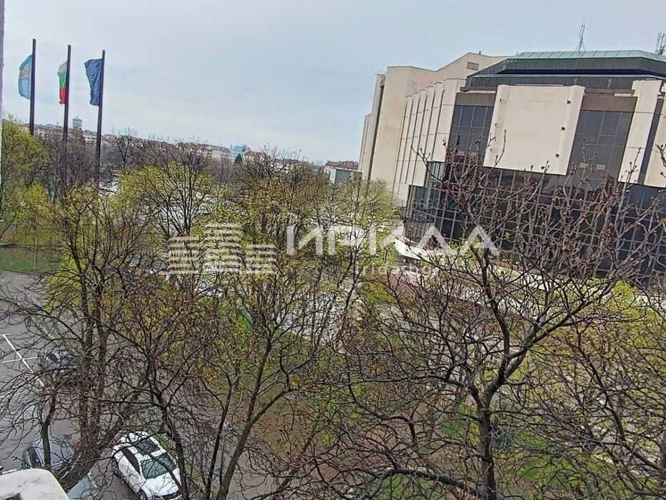 Тристаен апартамент до НДК!