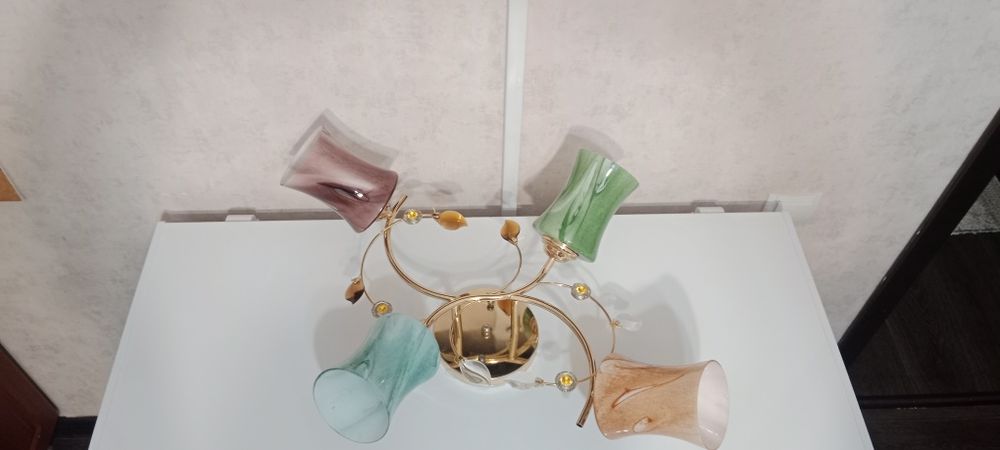 Продам люстру на прихожей