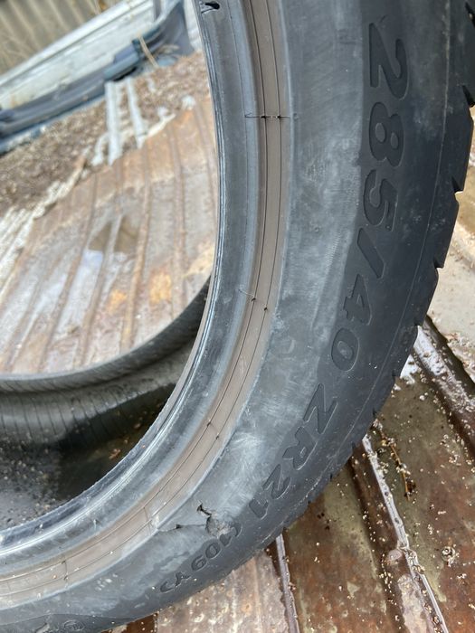 Одна летняя шина 285/40/21 Pirelli.