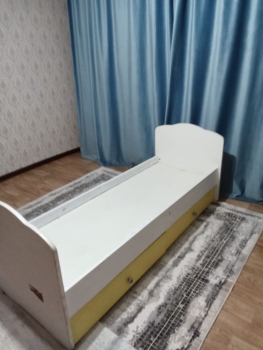 Продам кровать с полками