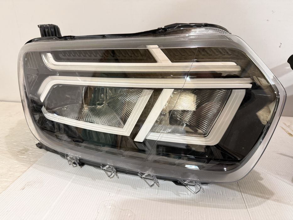 Far stanga dreapta Dacia Duster 2 facelift 2021/2024 260106194R