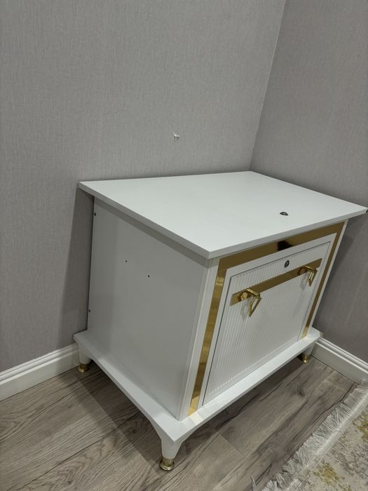 Тумба в современном стиле (белая с золотыми элементами)