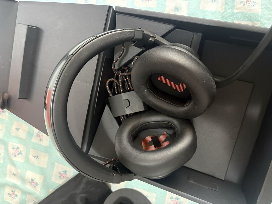 Casti wirelles jbl quantum 610