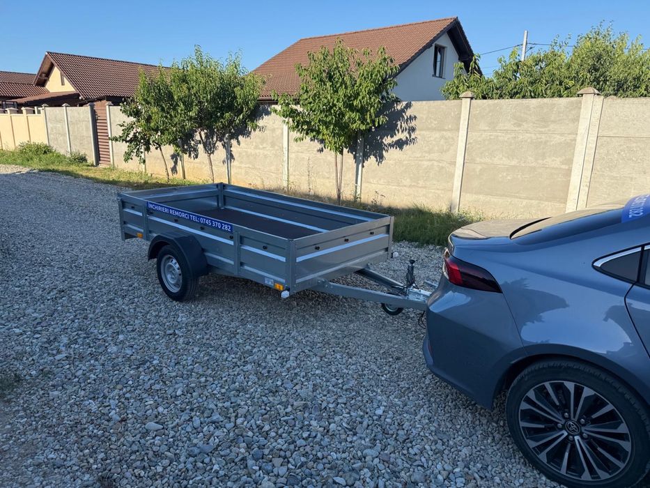 Închiriez remorcă monoax 750 kg | 270×135 cm | Categoria B | Rampe incluse
