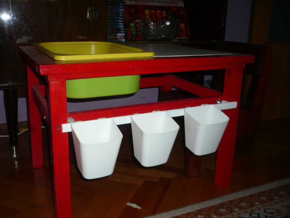 mobilier masuta  din lemn pentru activitati cu 2 scaunele