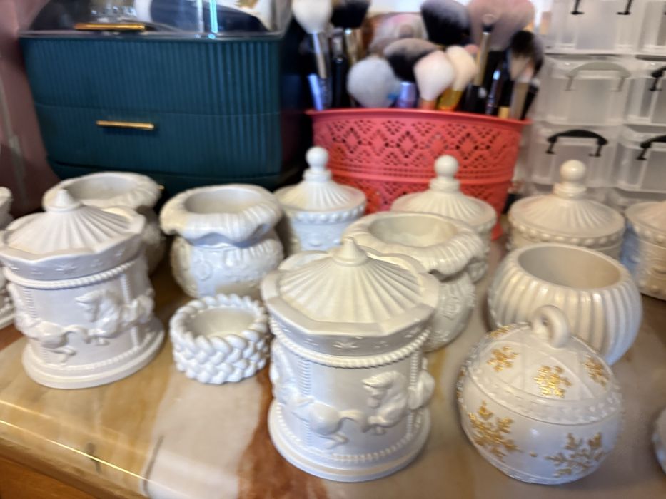 Diferite recipiente realizate din praf ceranic realizate manual