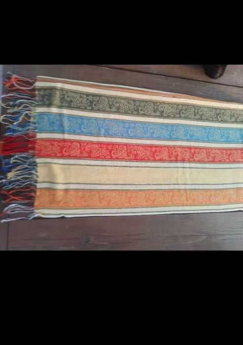 Căciulă de blană frumoasă, eșarfe, fulare, pălărie