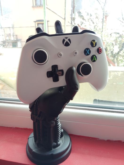 Xbox One S + контролер + 5 игри (вкл. Xbox 360)