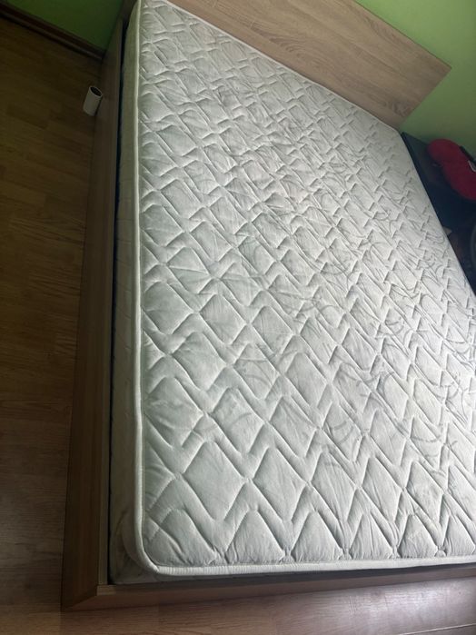 Спалня с матрак нормални следи от употреба
