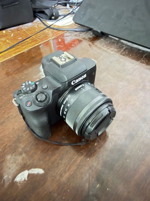 Canon EOS M50 — ideal holatda, ko‘plab aksessuarlar bilan
