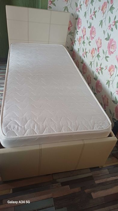 Единично легло с двулицев матрак