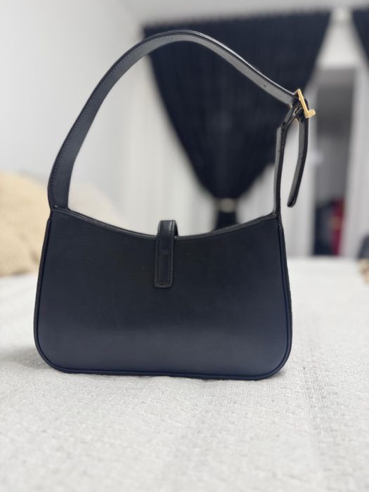 Poseta Yves Saint Laurent