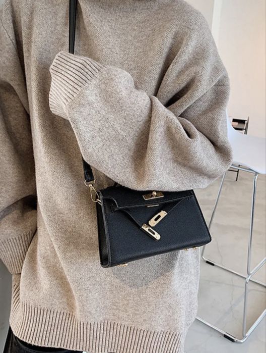 Маленькая черная сумка