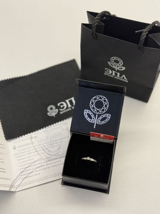 Белое золото кольцо
