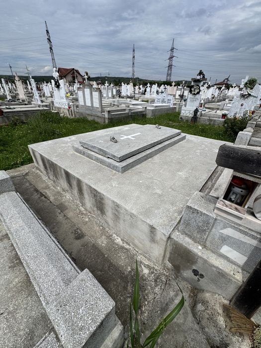 Vand Cavou complet - Cimitirul Ortodox ,, Padure '' .