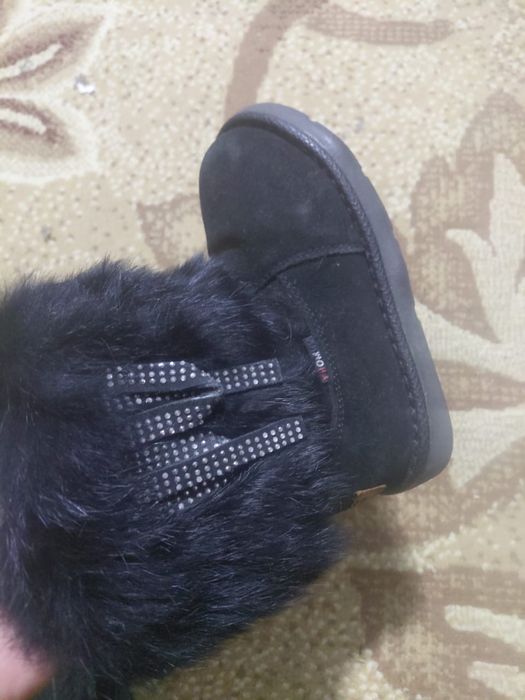 Продам детские угги новые
