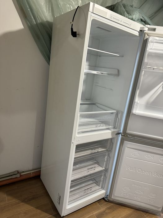 Samsung 290л.A+ NoFrost хладилник с фризер