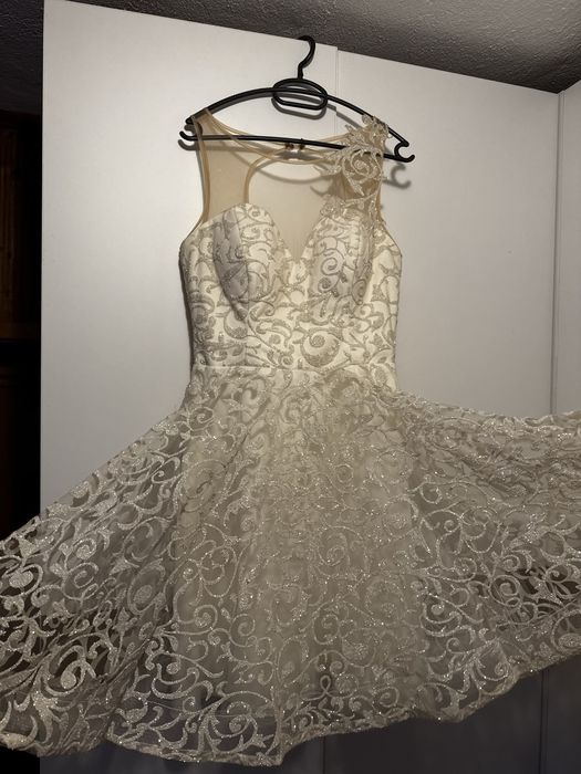 Официална рокля.