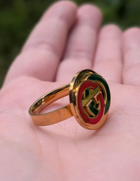 Vechi inel Gucci GG placat cu aur, cu email rosu si verde