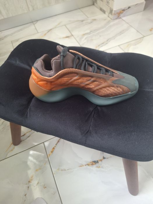 Adidas yeezy 700 v3