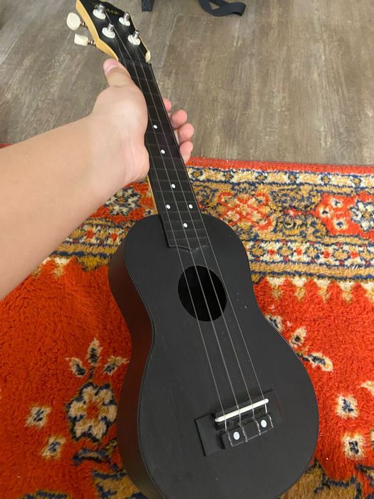 Продаю укулеле в хорашом состаяни