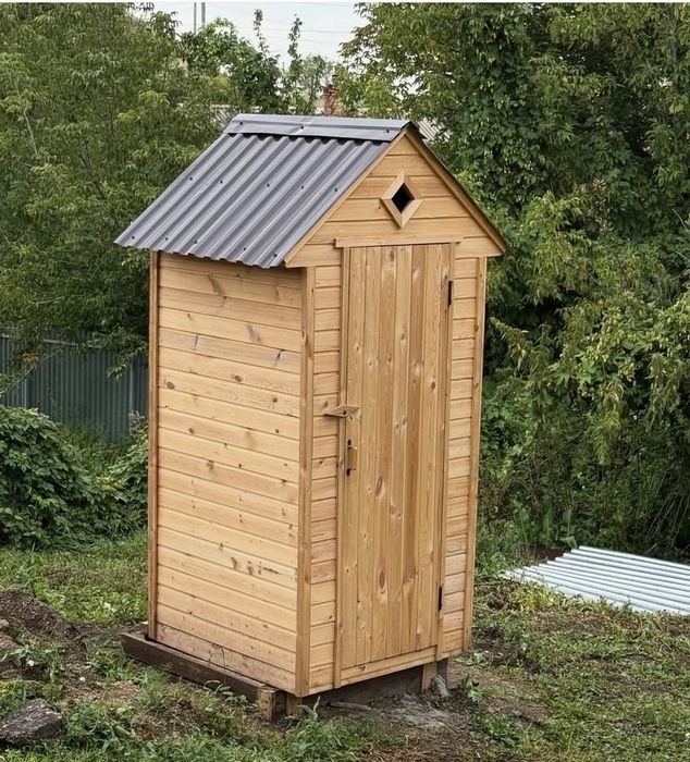 Дачный туалет из дерева