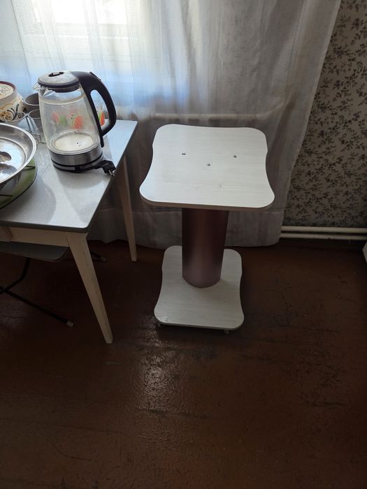 Продам холодильник , столы