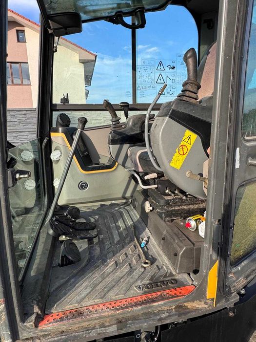 Miniexcavator Volvo ECR58D si Bobcat E50